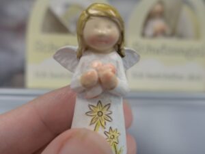 Kleines Schutzengerl mit goldenem Haar und Flügeln.