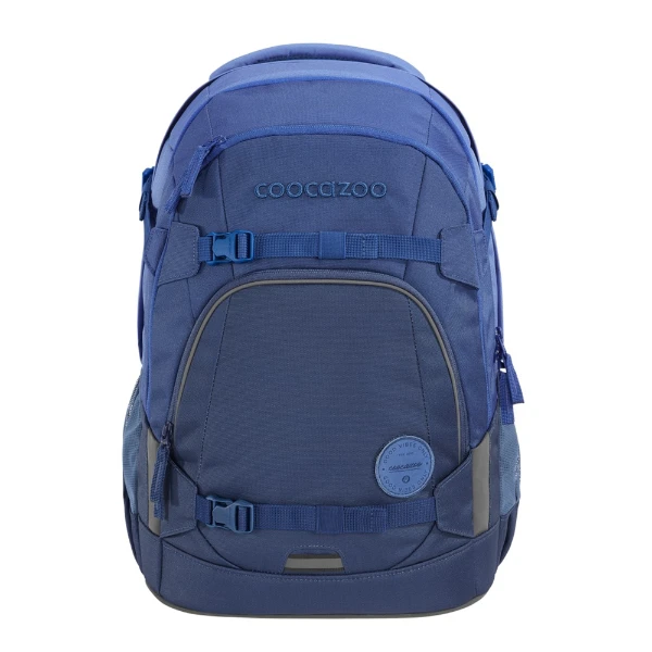 Vorderansicht des ergonomischen coocazoo Mate Schulrucksacks im komplett blauen „All Blue“-Design mit zwei Reißverschlussfächern